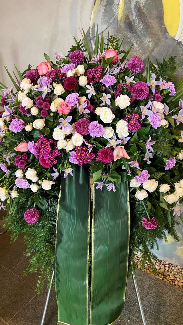 Trauergesteck mit weißen Blumen