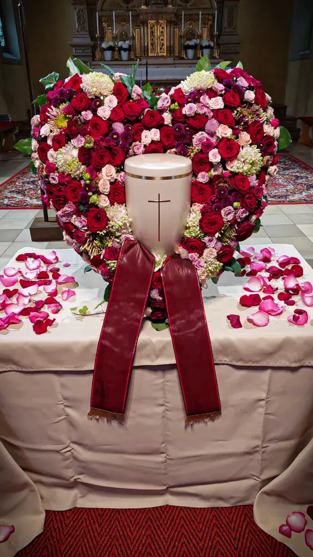 Herzförmiges Blumenarrangement mit Urne