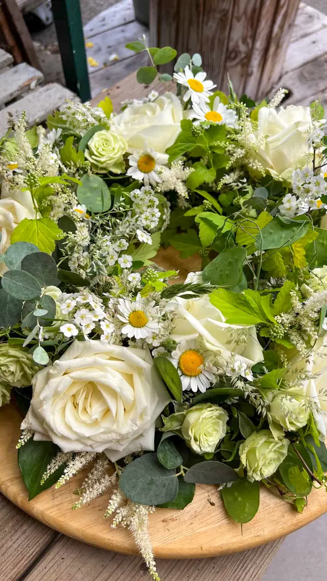 Sarggesteck mit natürlichen Blumen