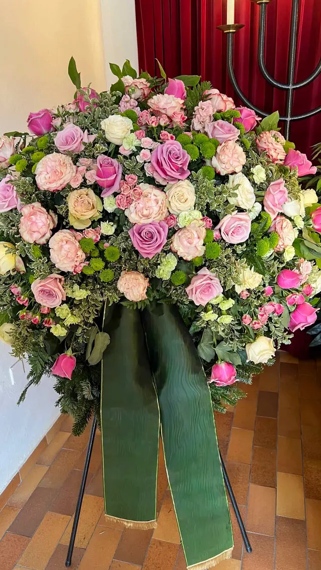 Florales Arrangement in warmen Farben
