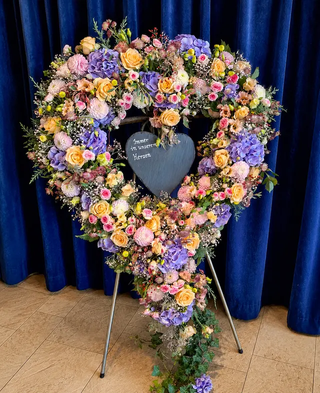 Urnengesteck mit saisonalen Blumen