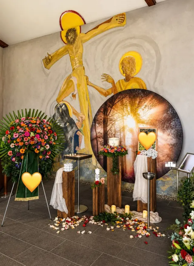 Würdevolle Aufbahrung in einer Kirche unter einem Kreuzfresko