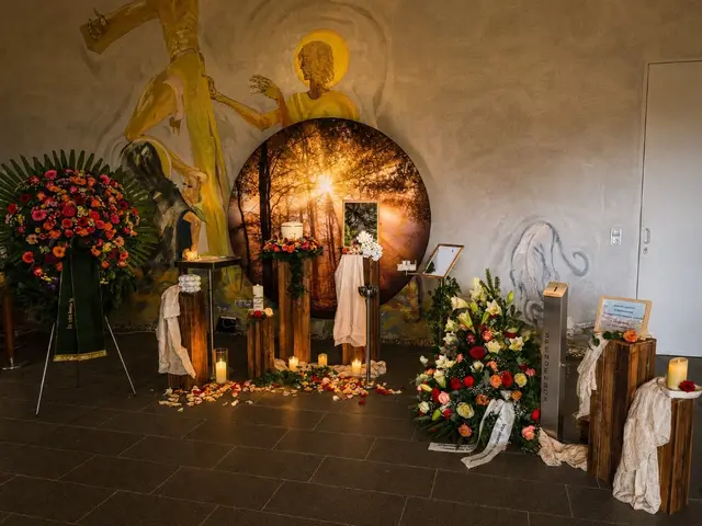 Aufbahrung in einer Kirche mit Urne, Blumenkranz und Waldmotiv