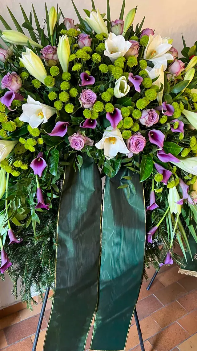 Grabgesteck mit Rosen und Grün