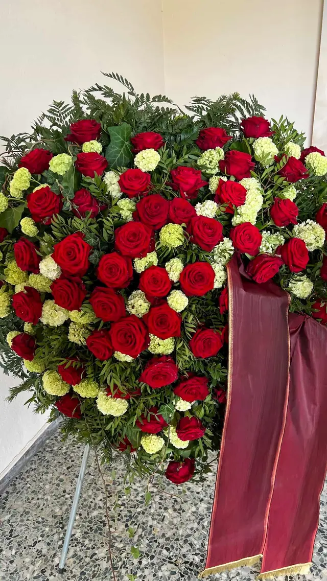 Blumenarrangement für Beisetzung