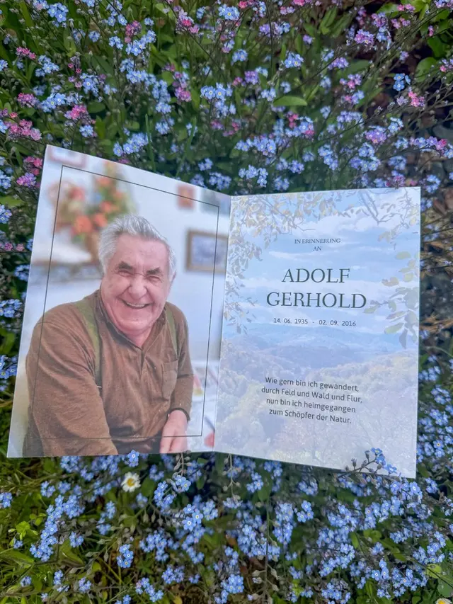 Gedenkbild mit Porträtfoto und Naturmotiv für Adolf Gerhold