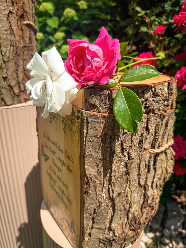 Holzurne mit Rosen – Detailansicht