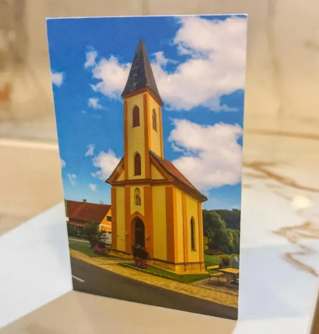 Trauerkarte mit Motiv einer Kapelle unter blauem Himmel